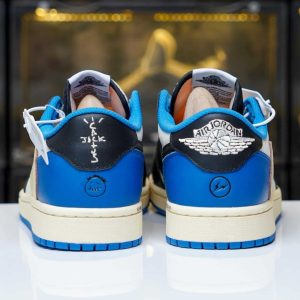 Hậu giày Travis Scott